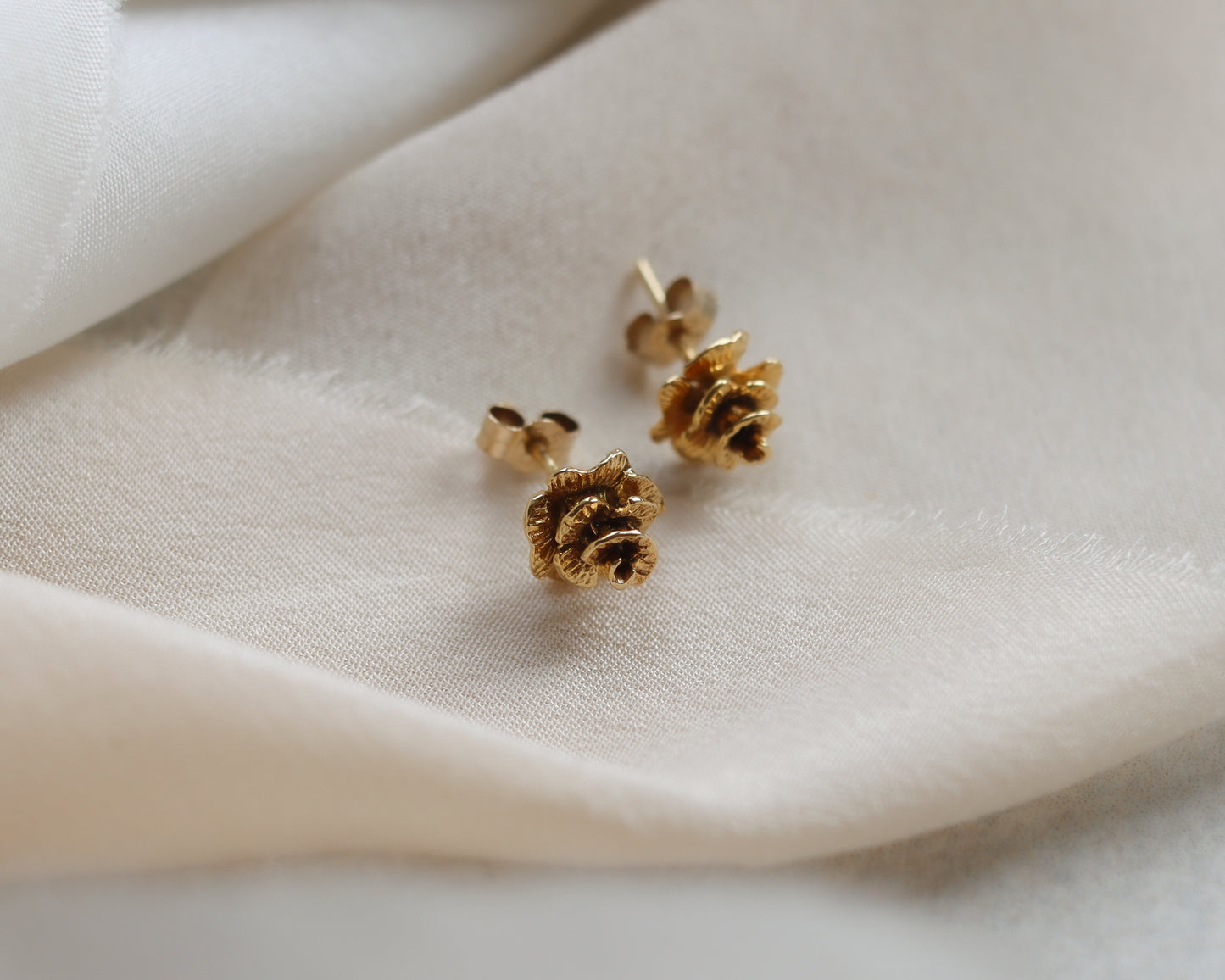 9ct Gold flower bud stud earrings