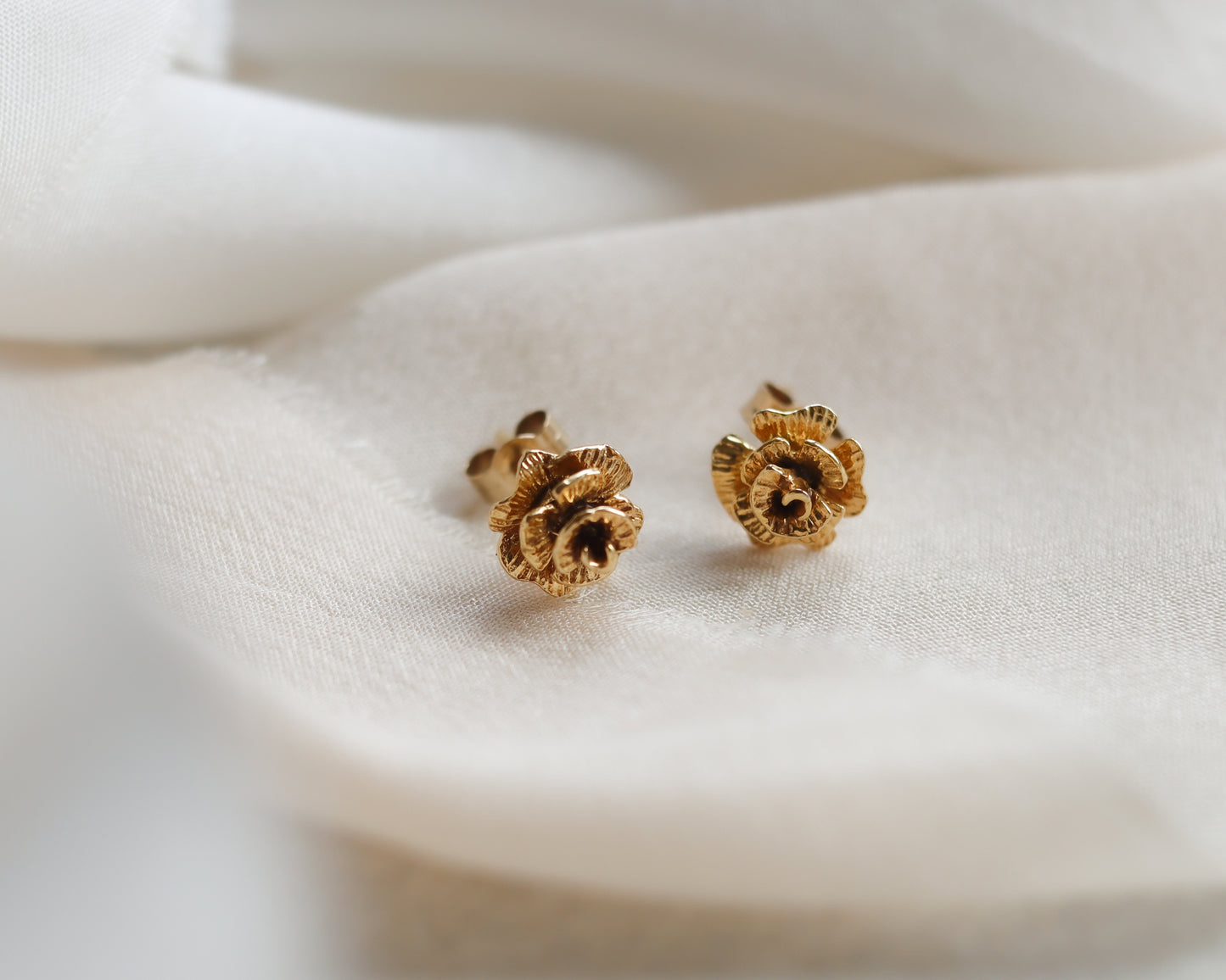 9ct Gold flower bud stud earrings