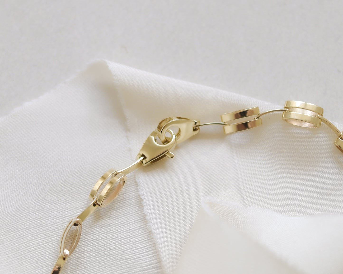9ct yellow gold graduated fancy link necklace
