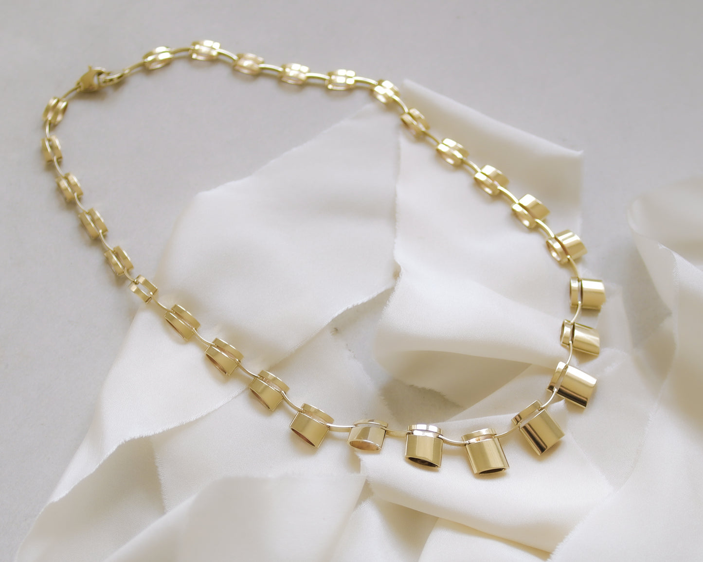 9ct yellow gold graduated fancy link necklace