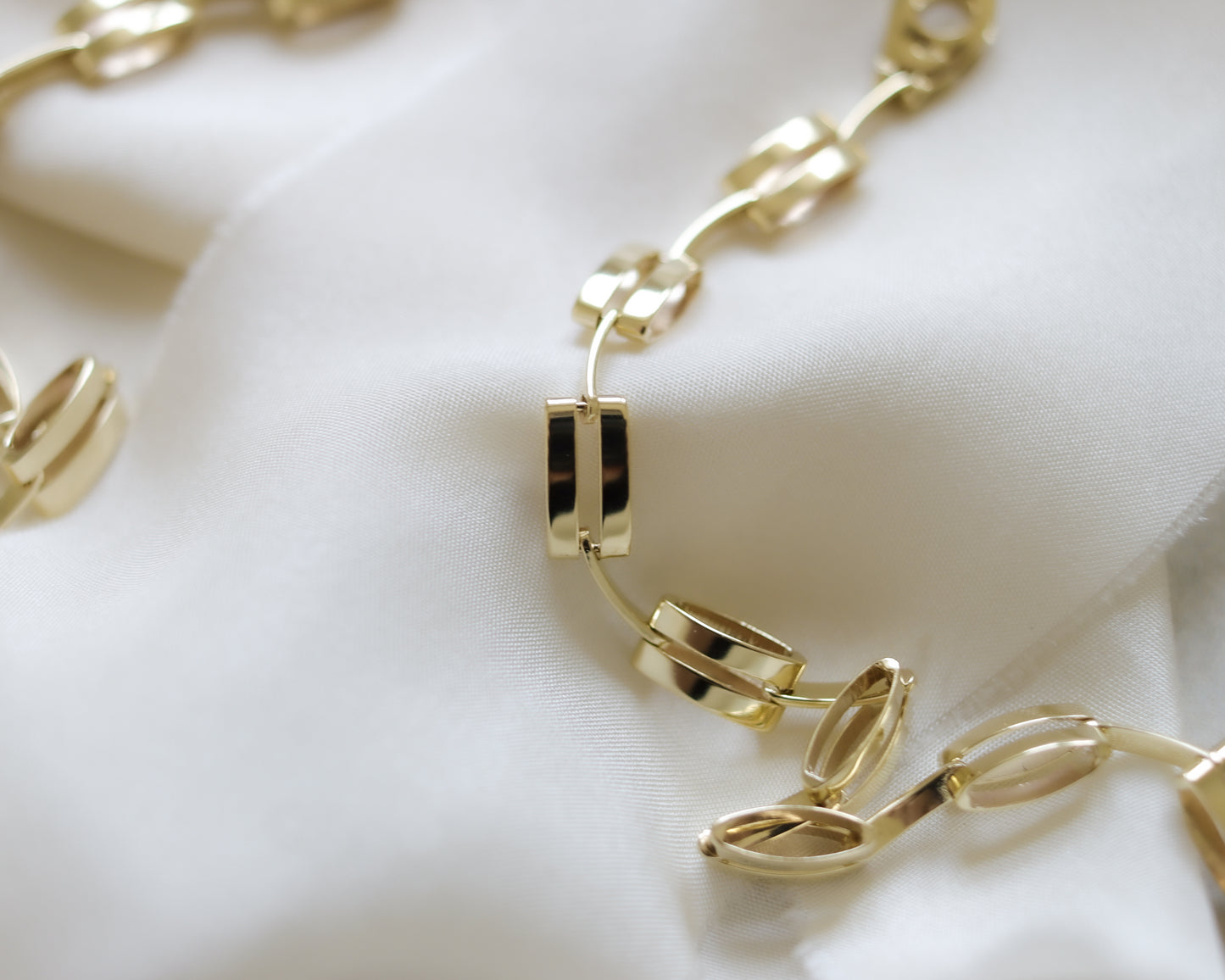 9ct yellow gold graduated fancy link necklace