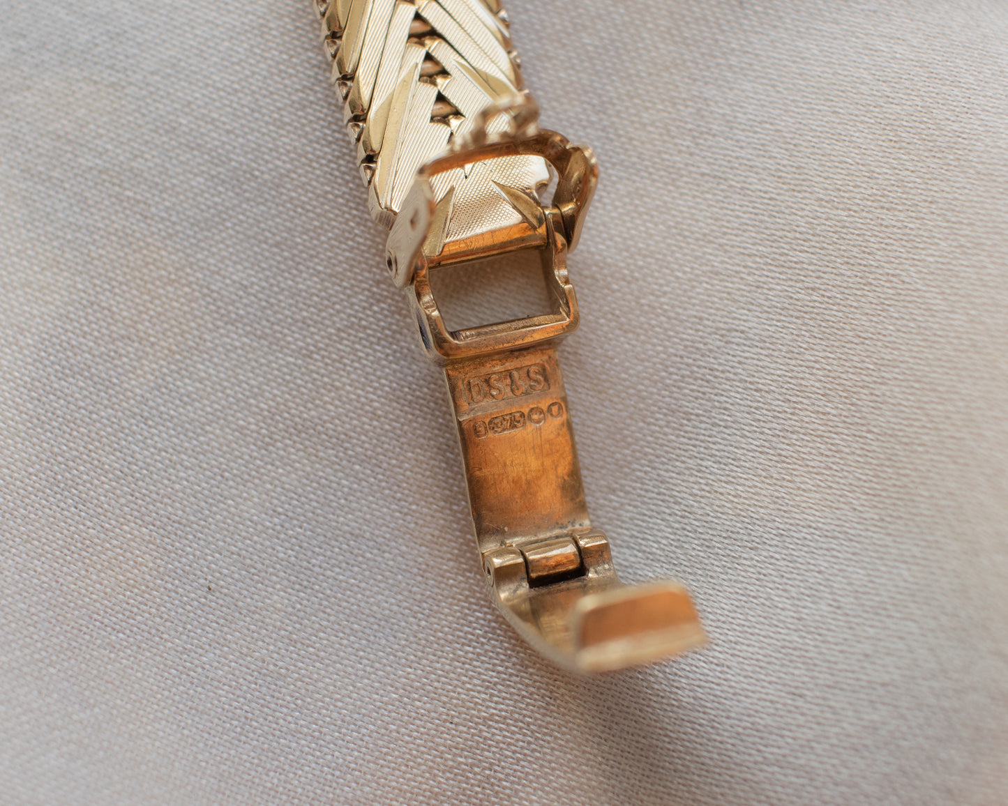 Omega Herringbone Wrist Watch in 9ct gold - 1964
