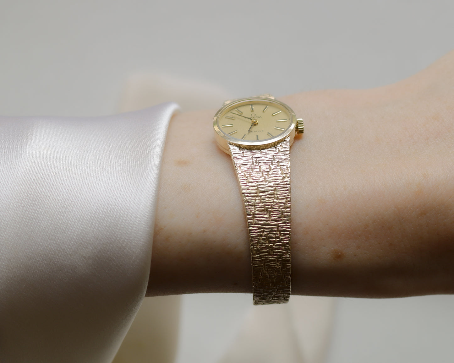 Deposit Mint condition 9ct gold Omega De Ville
