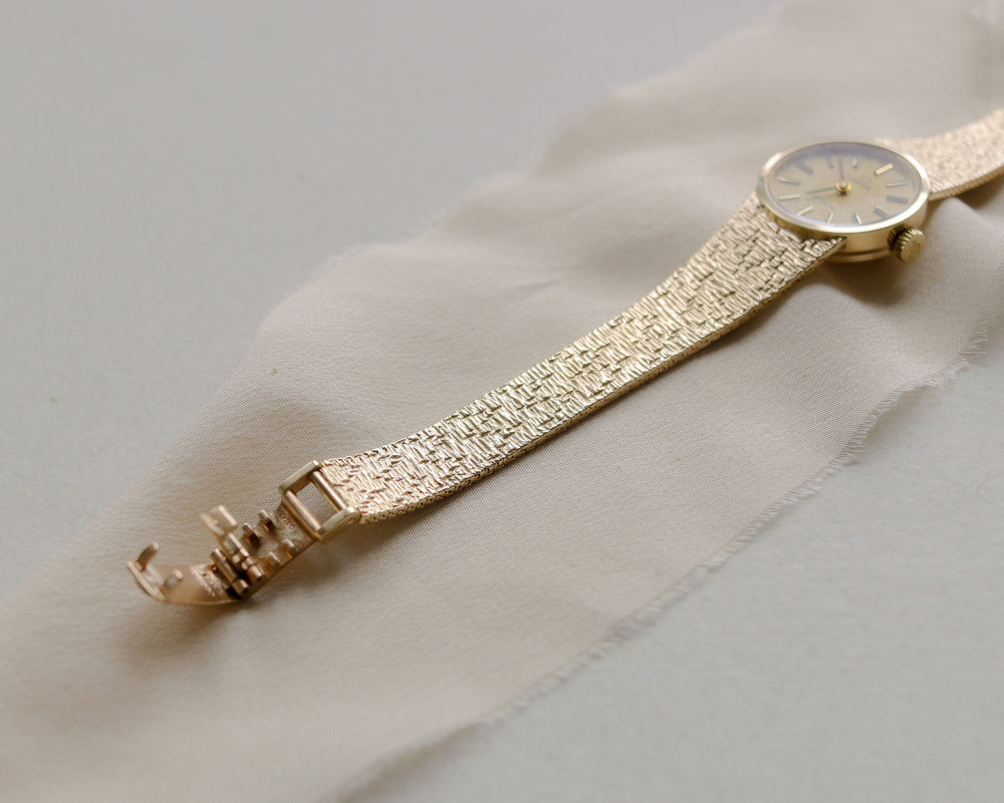 Deposit Mint condition 9ct gold Omega De Ville