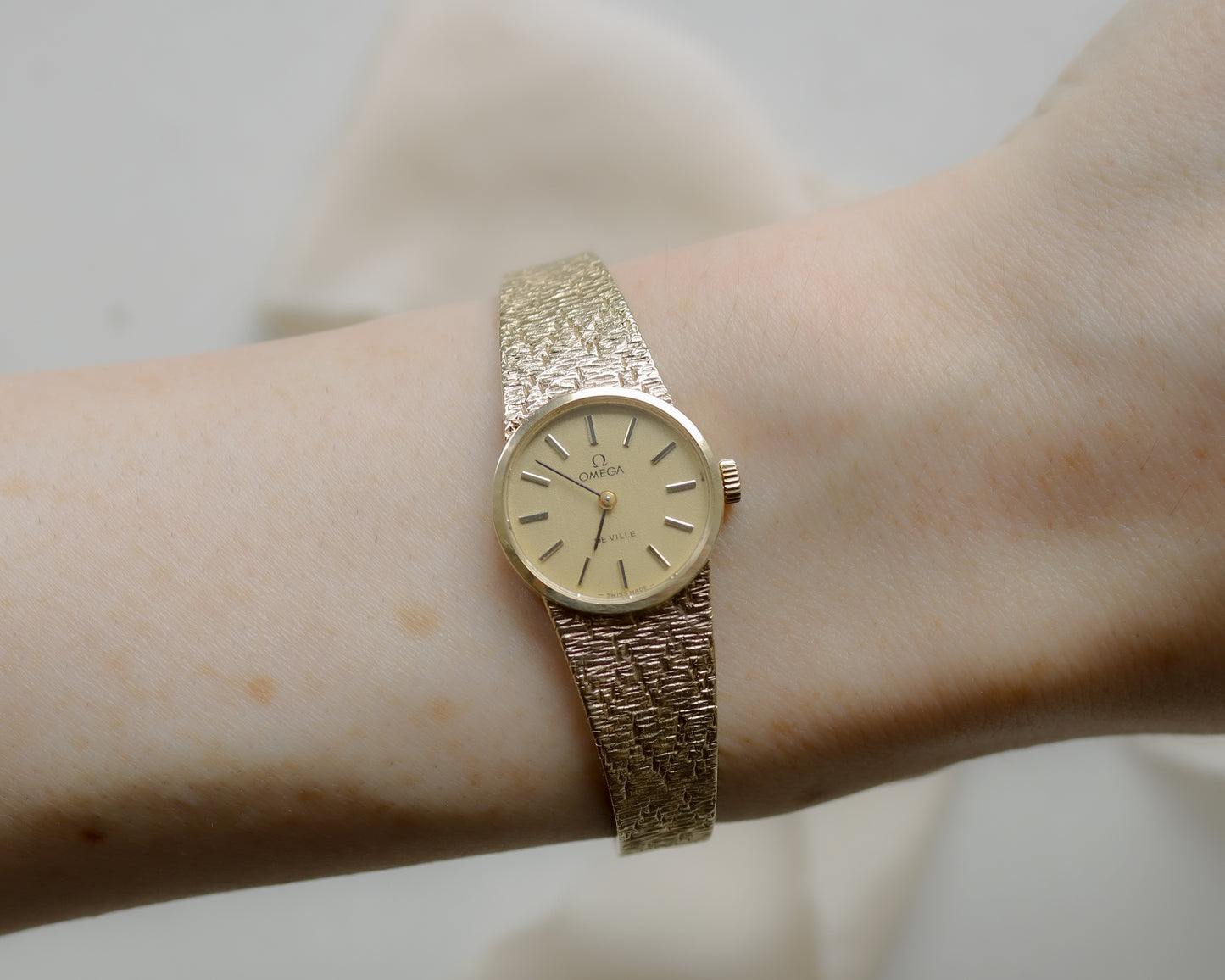 Deposit Mint condition 9ct gold Omega De Ville