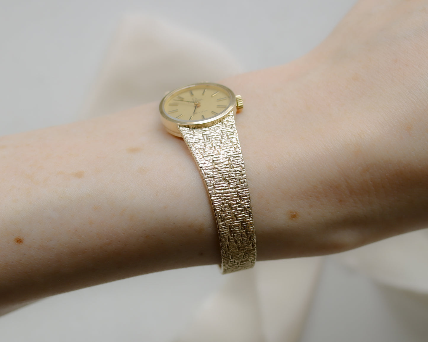 Deposit Mint condition 9ct gold Omega De Ville