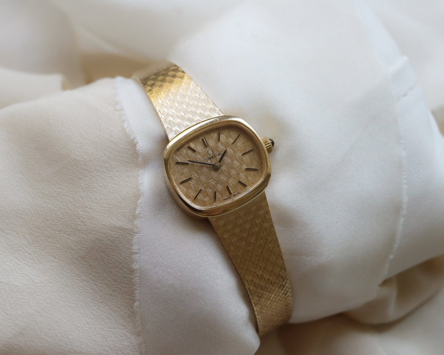 Stunning Omega 9ct gold textured watch - 1978