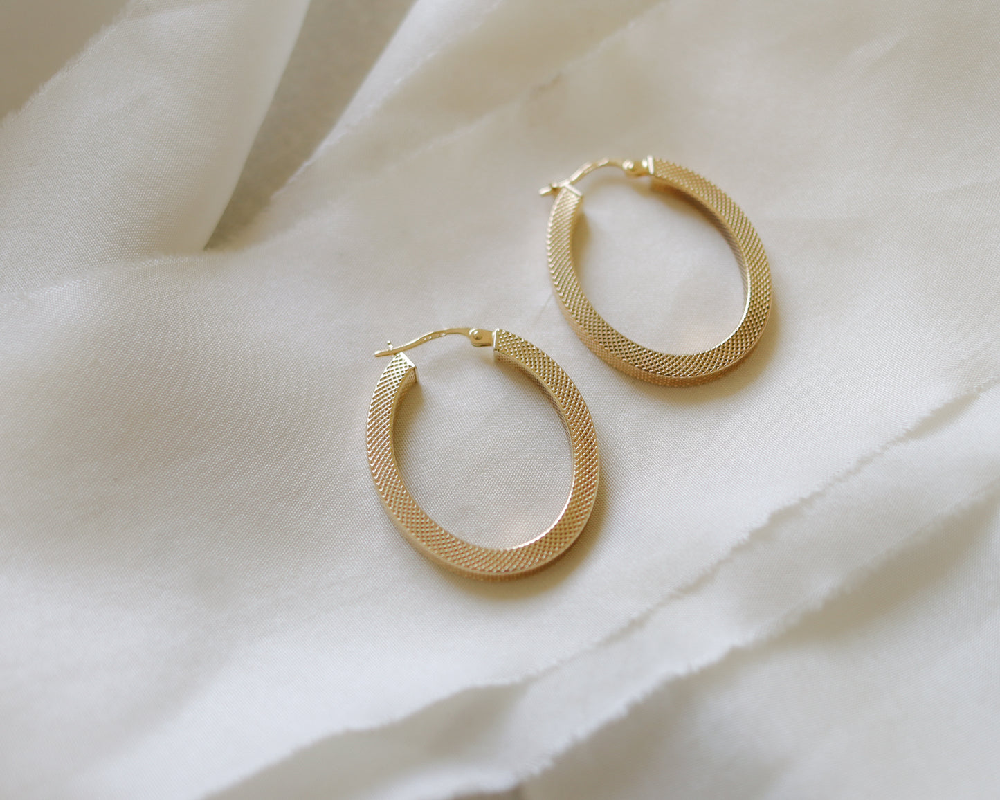 Elegant Vintage 9ct Gold Oval Hoop Earrings by UNOAERRE