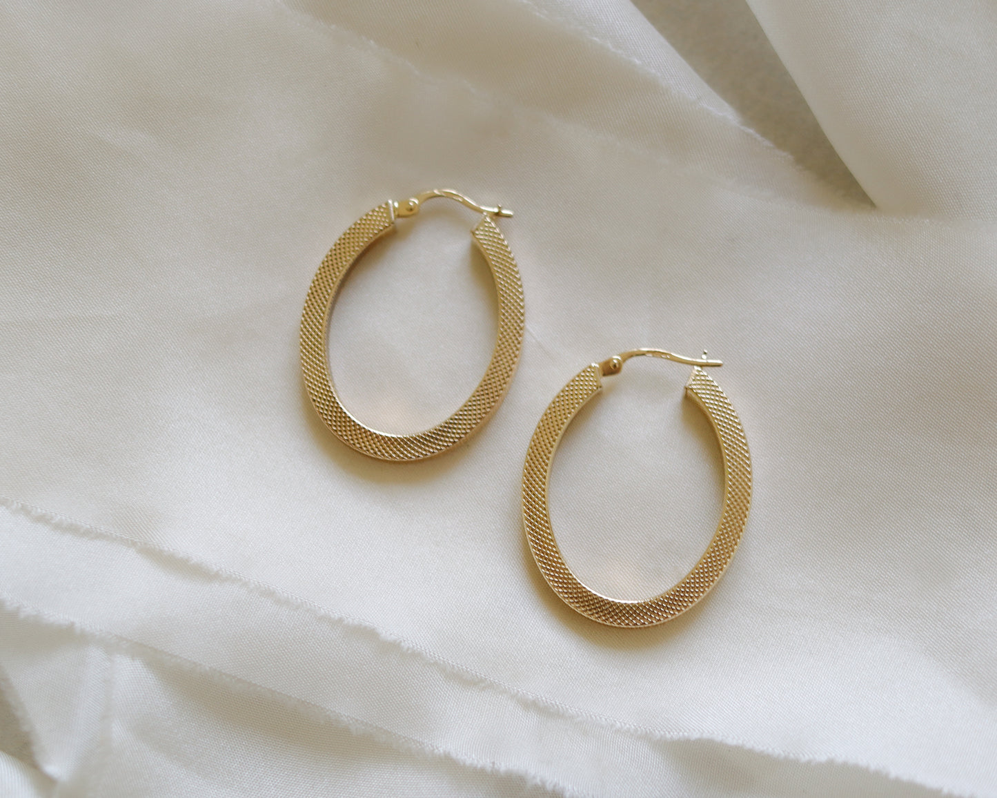 Elegant Vintage 9ct Gold Oval Hoop Earrings by UNOAERRE