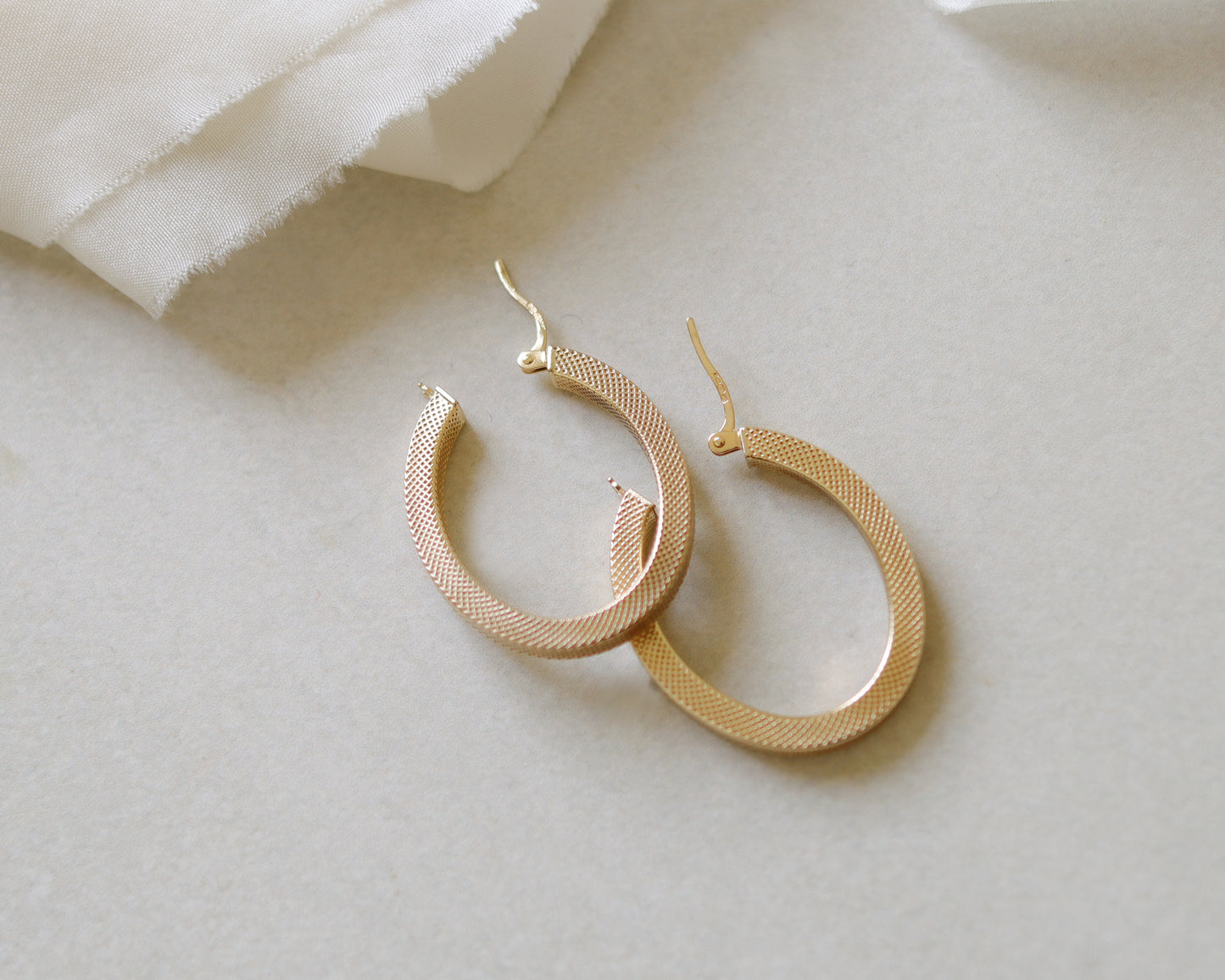 Elegant Vintage 9ct Gold Oval Hoop Earrings by UNOAERRE