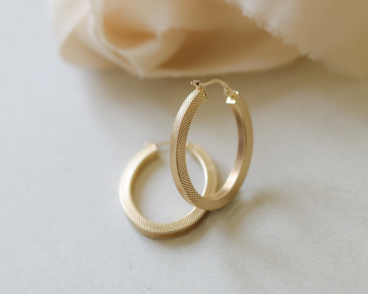 Elegant Vintage 9ct Gold Oval Hoop Earrings by UNOAERRE