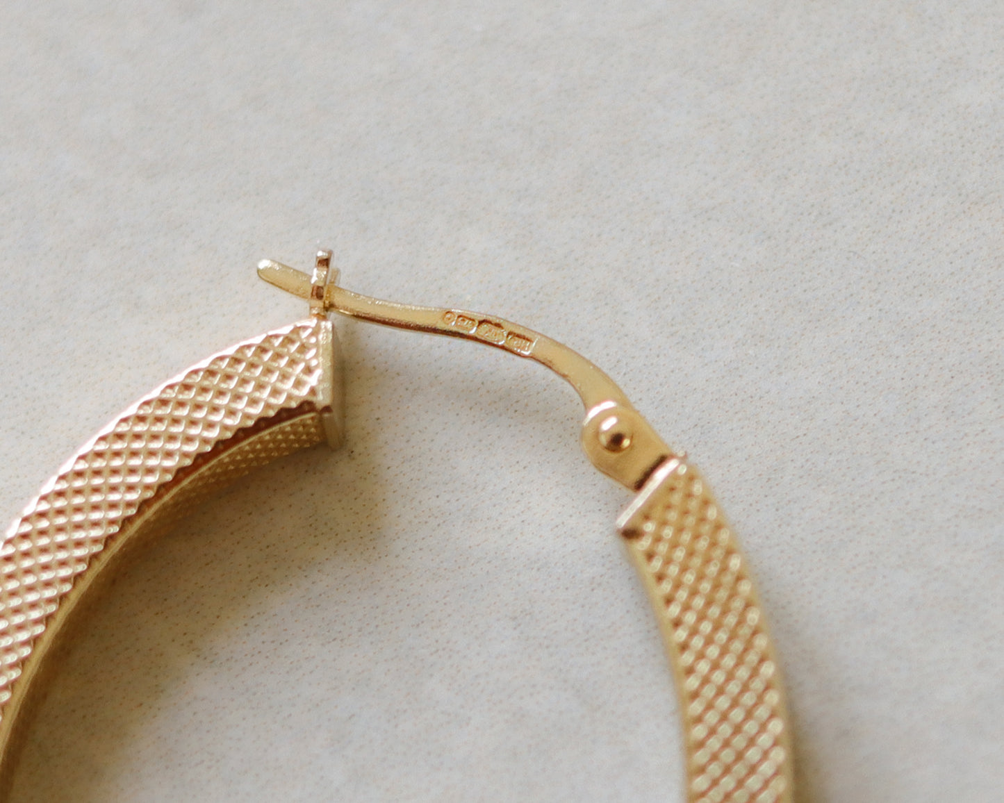 Elegant Vintage 9ct Gold Oval Hoop Earrings by UNOAERRE