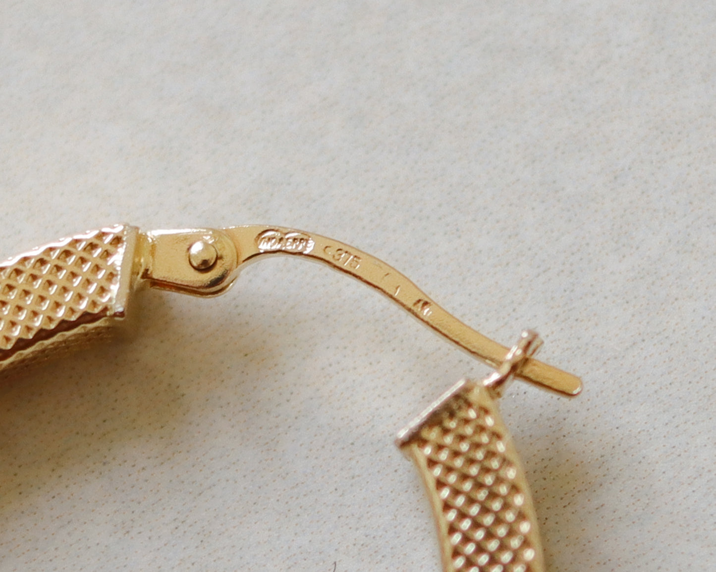 Elegant Vintage 9ct Gold Oval Hoop Earrings by UNOAERRE