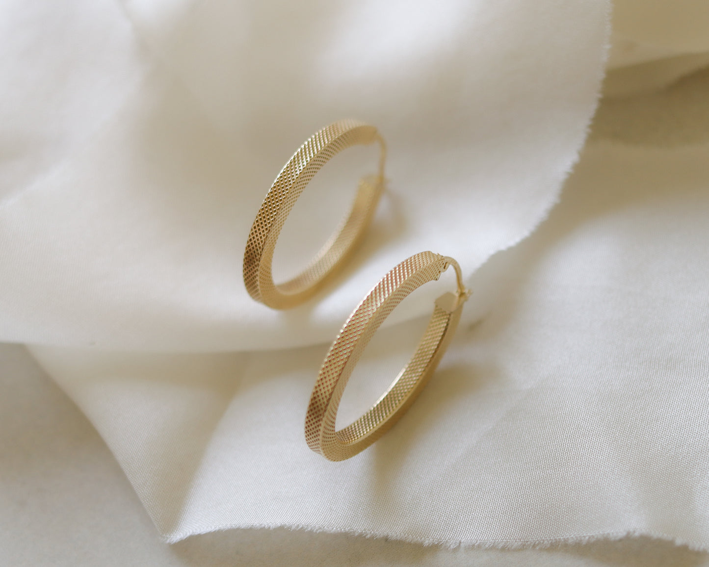 Elegant Vintage 9ct Gold Oval Hoop Earrings by UNOAERRE