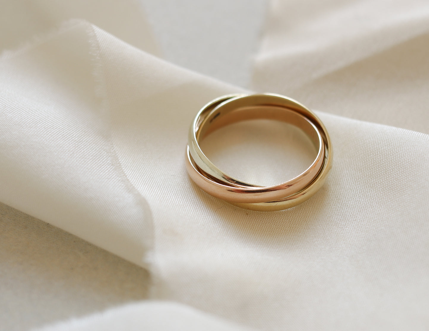 9ct gold tri-colour 3 band ring UK O