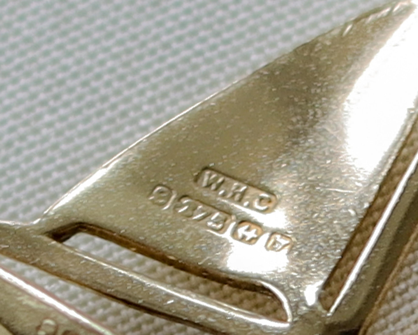 9ct gold sail boat pendant.