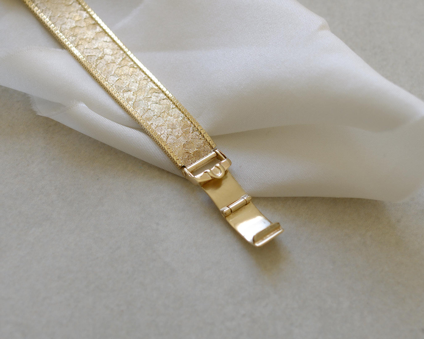 Rare decorative bracelet 1969 Omega ladies watch in 9ct yellow gold
