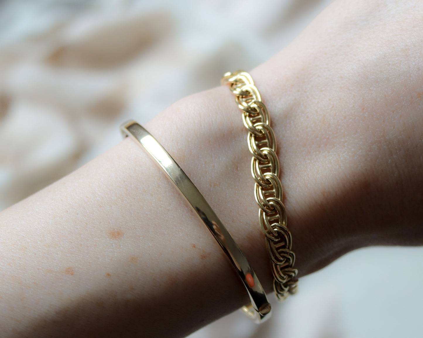 9ct gold oval hinged bangle