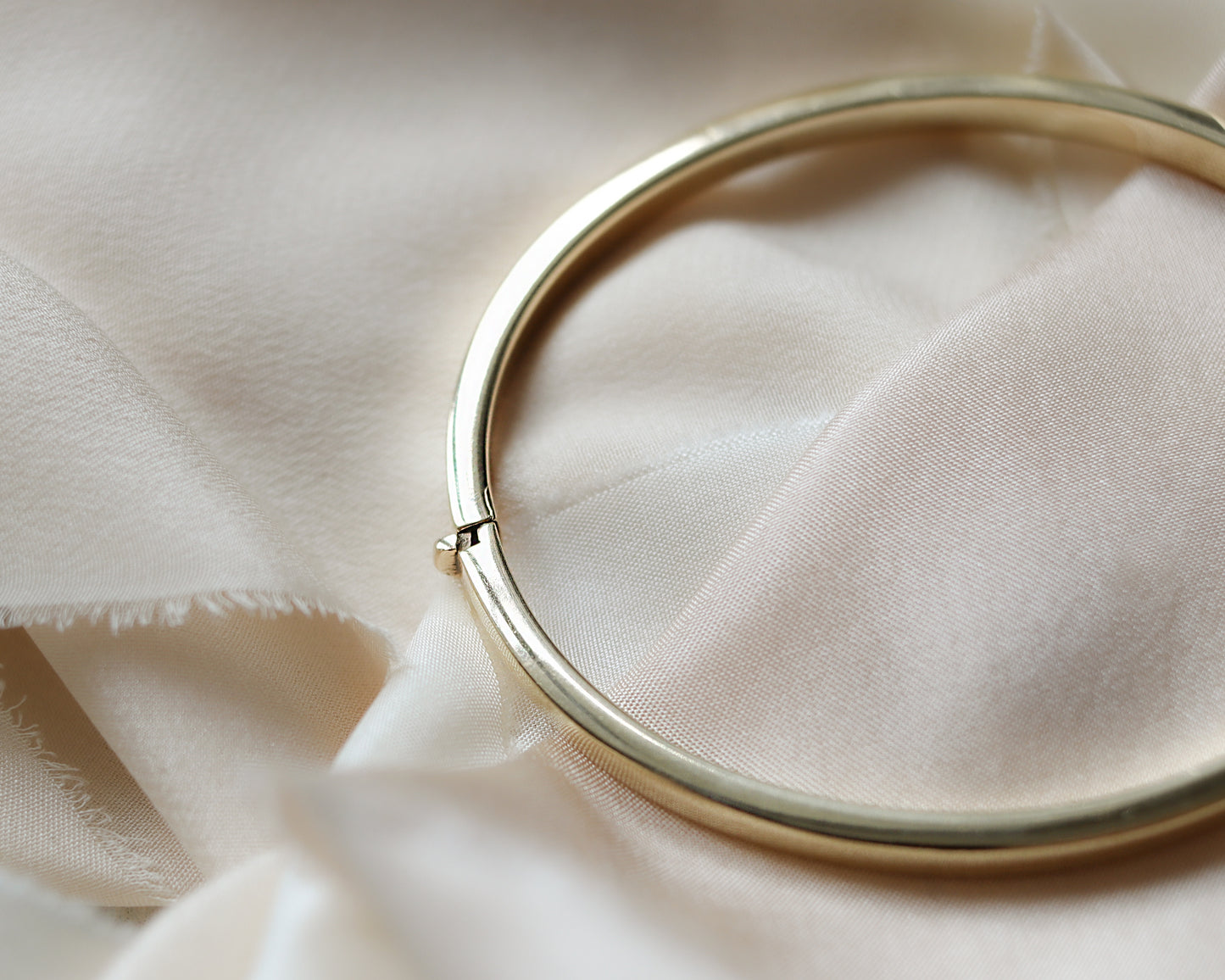 9ct gold oval hinged bangle