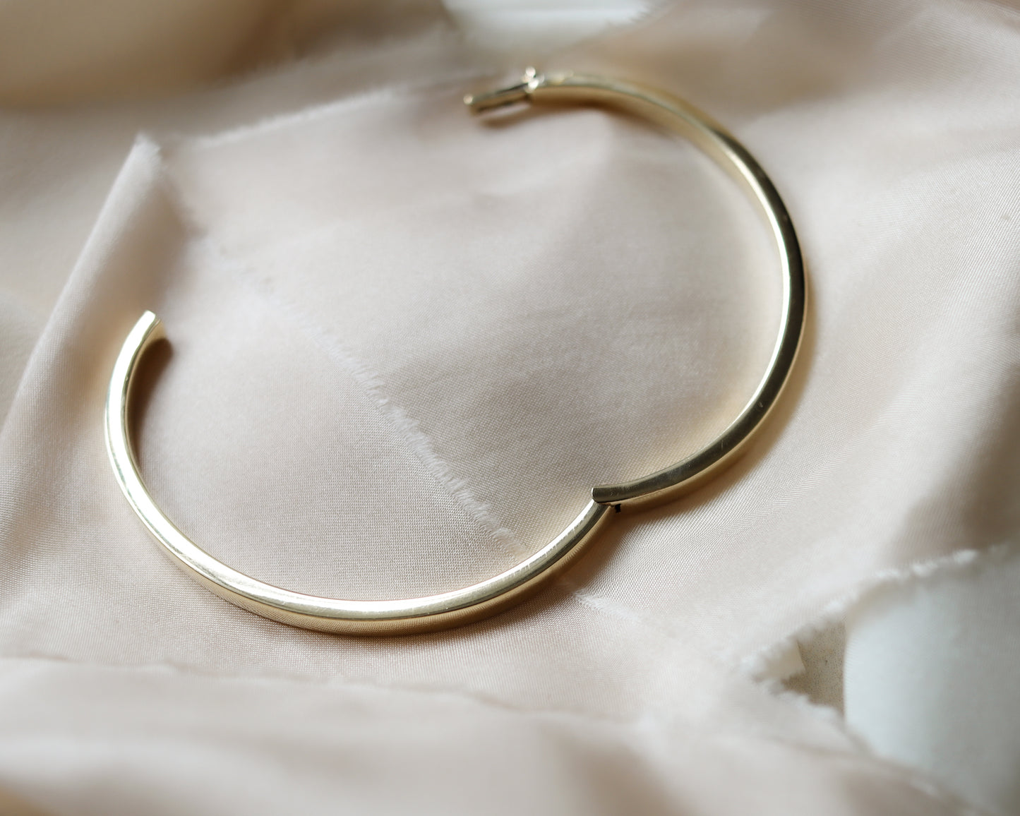 9ct gold oval hinged bangle