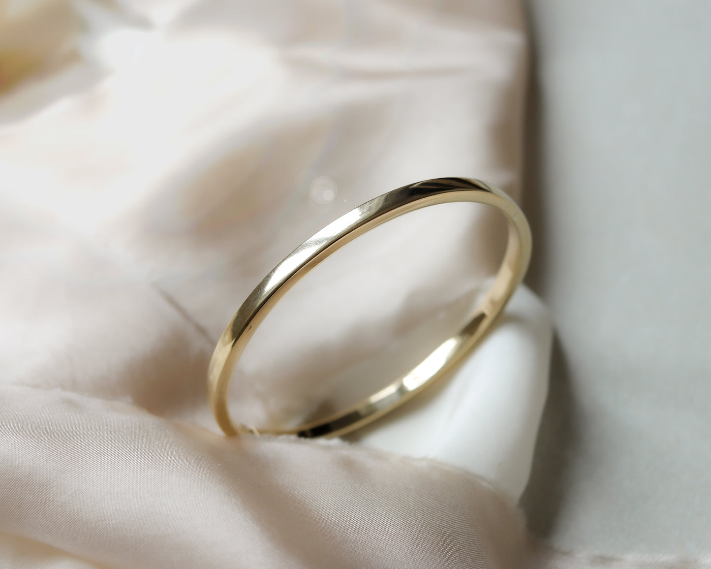 9ct gold oval hinged bangle