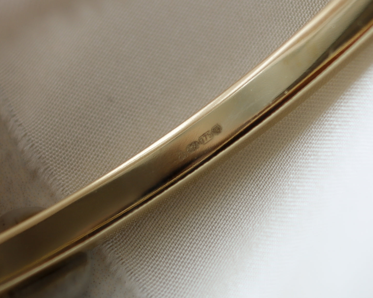 9ct gold oval hinged bangle