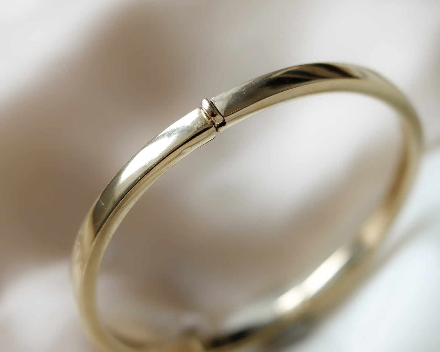 9ct gold oval hinged bangle
