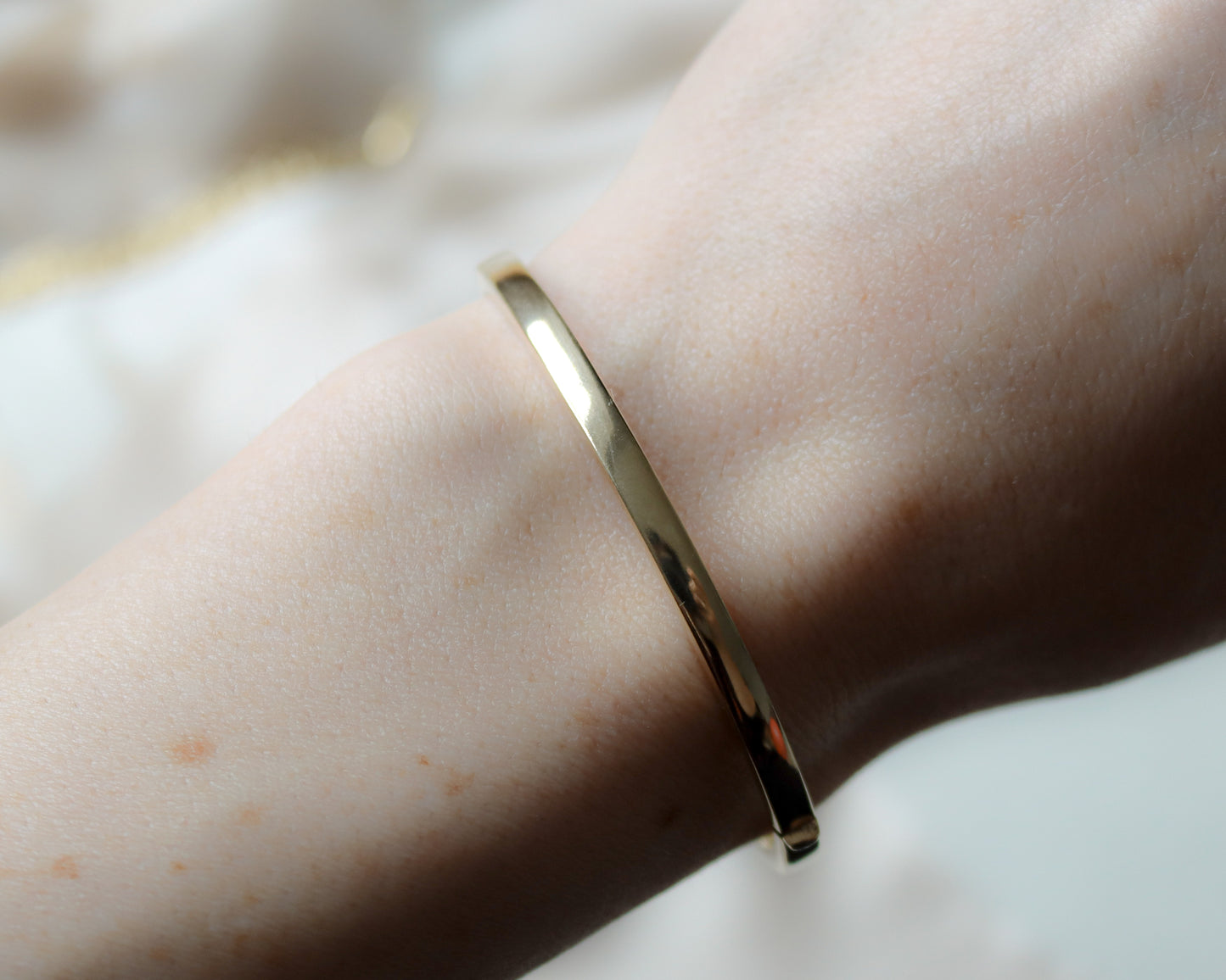 9ct gold oval hinged bangle