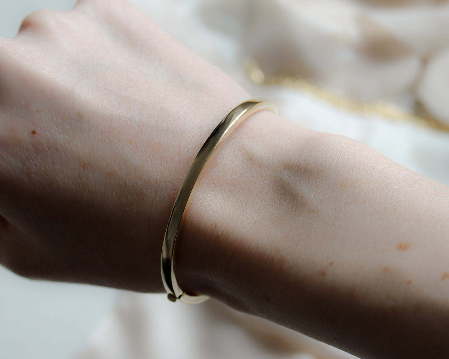 9ct gold oval hinged bangle