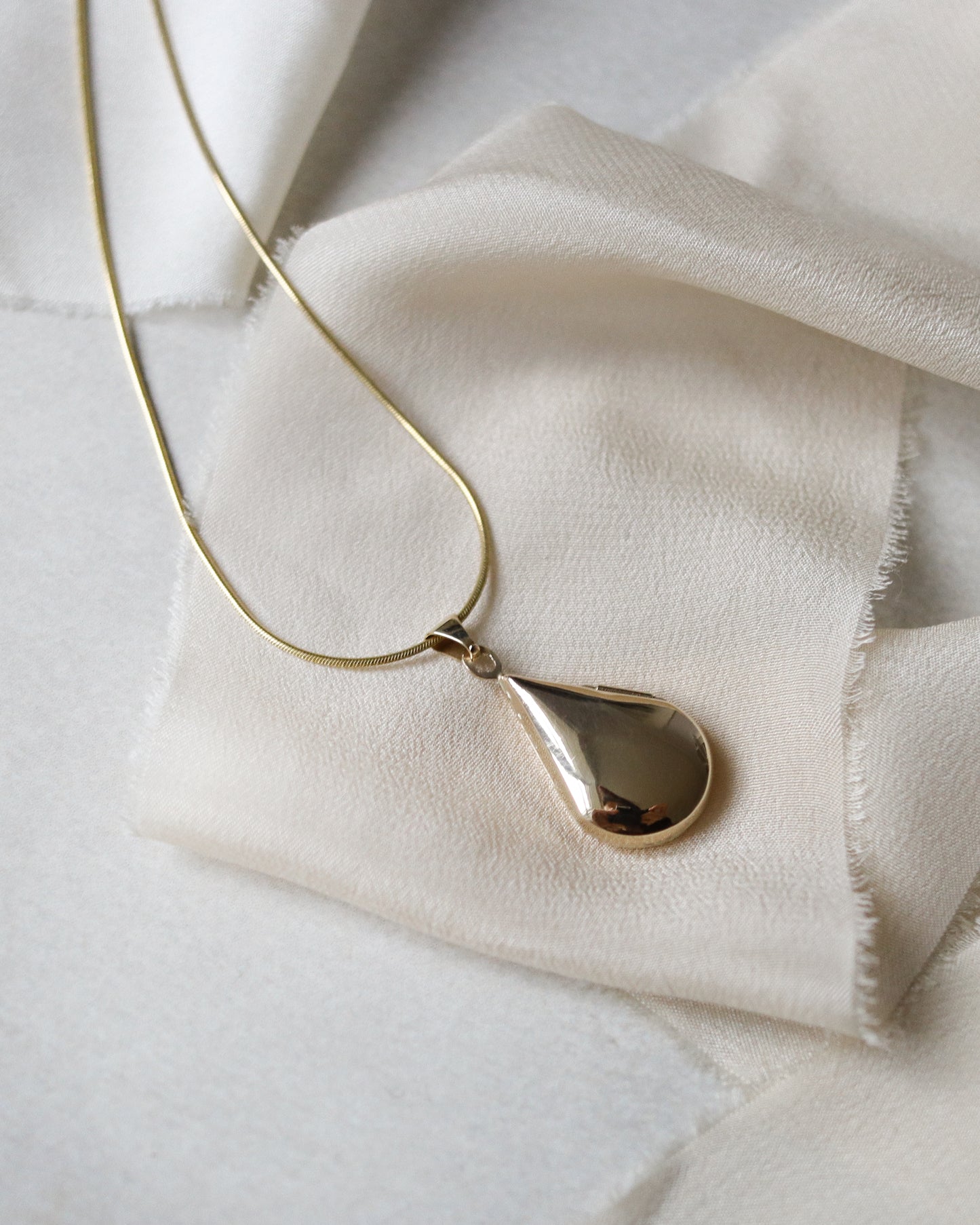 pear drop 9ct gold vintage locket (chain not included)