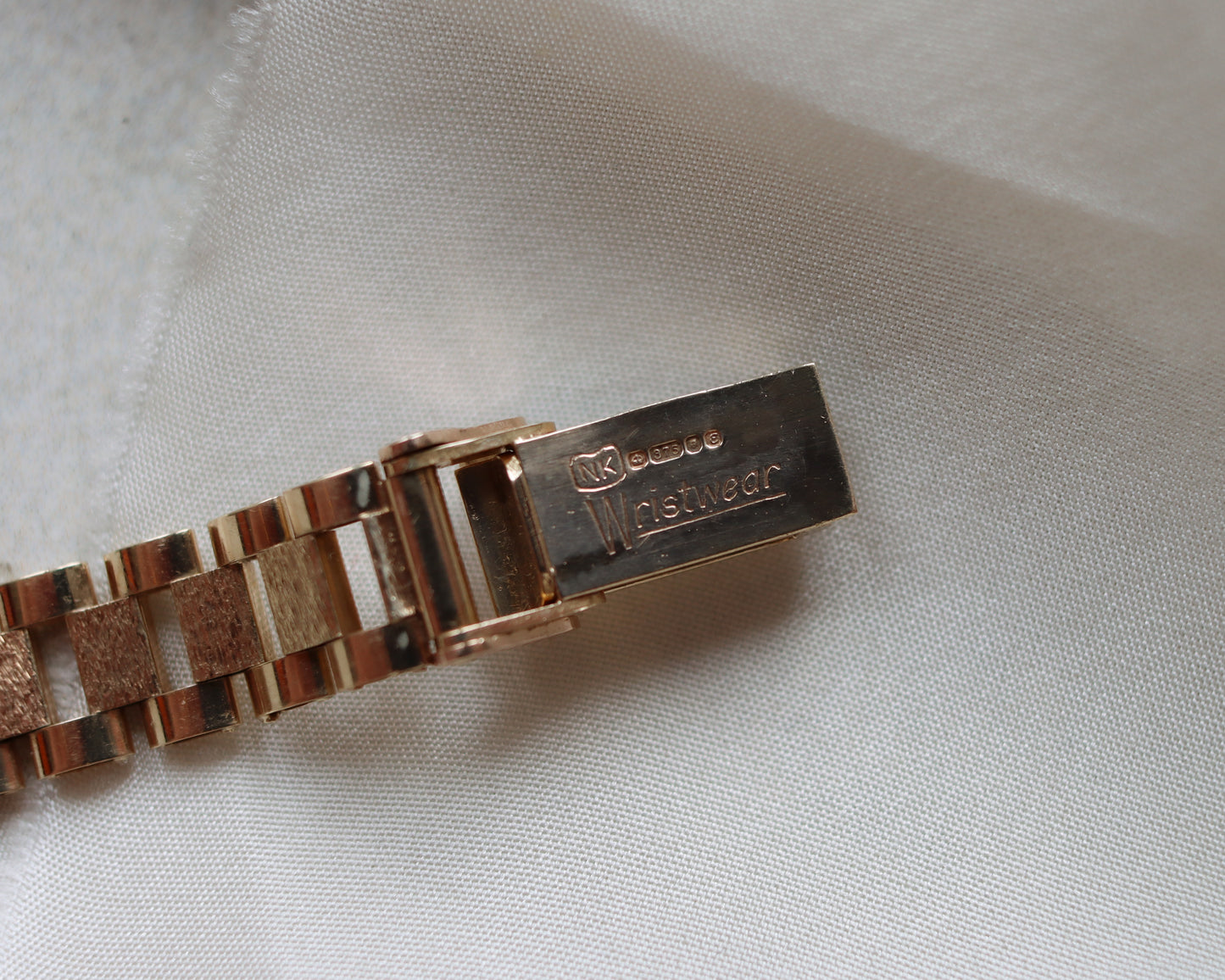 18ct gold 1980's Baume & Mercier oval quartz watch
