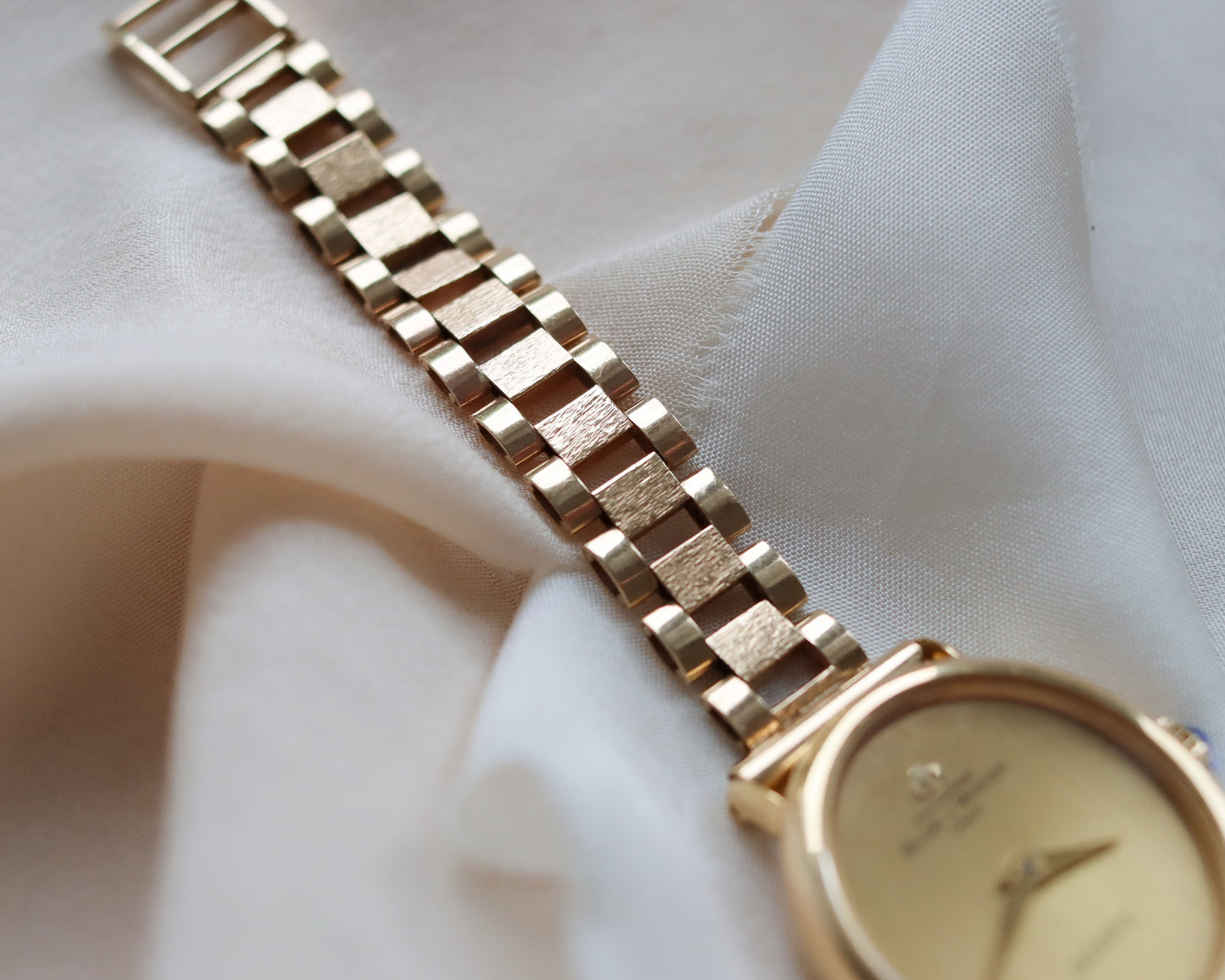 18ct gold 1980's Baume & Mercier oval quartz watch