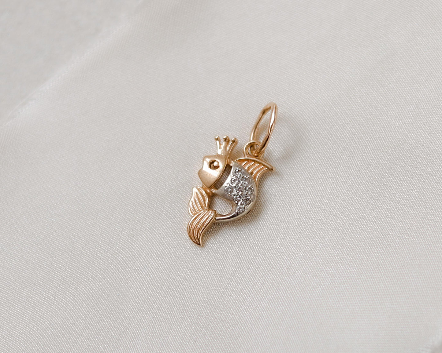 14ct gold diamond fish pendant