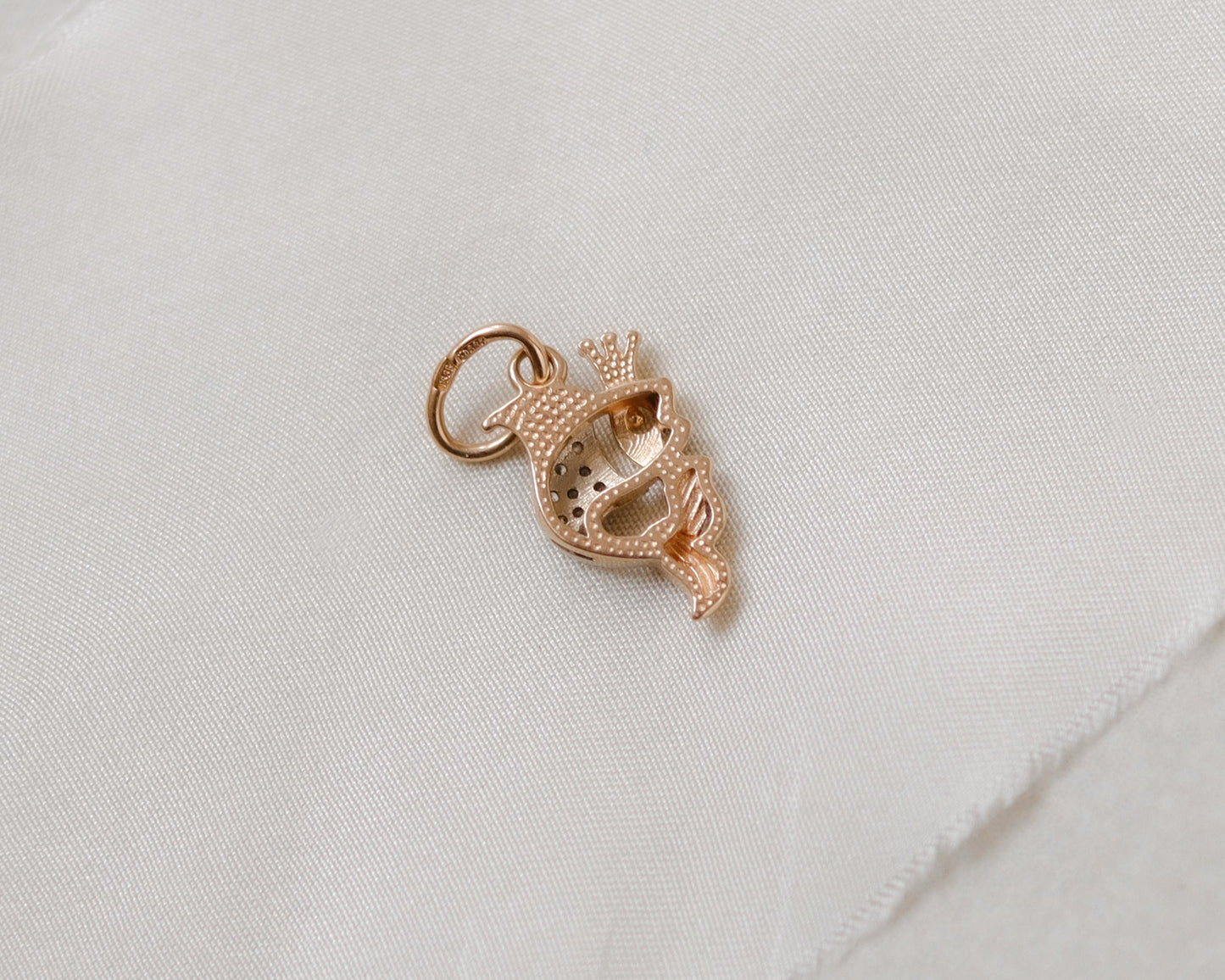 14ct gold diamond fish pendant