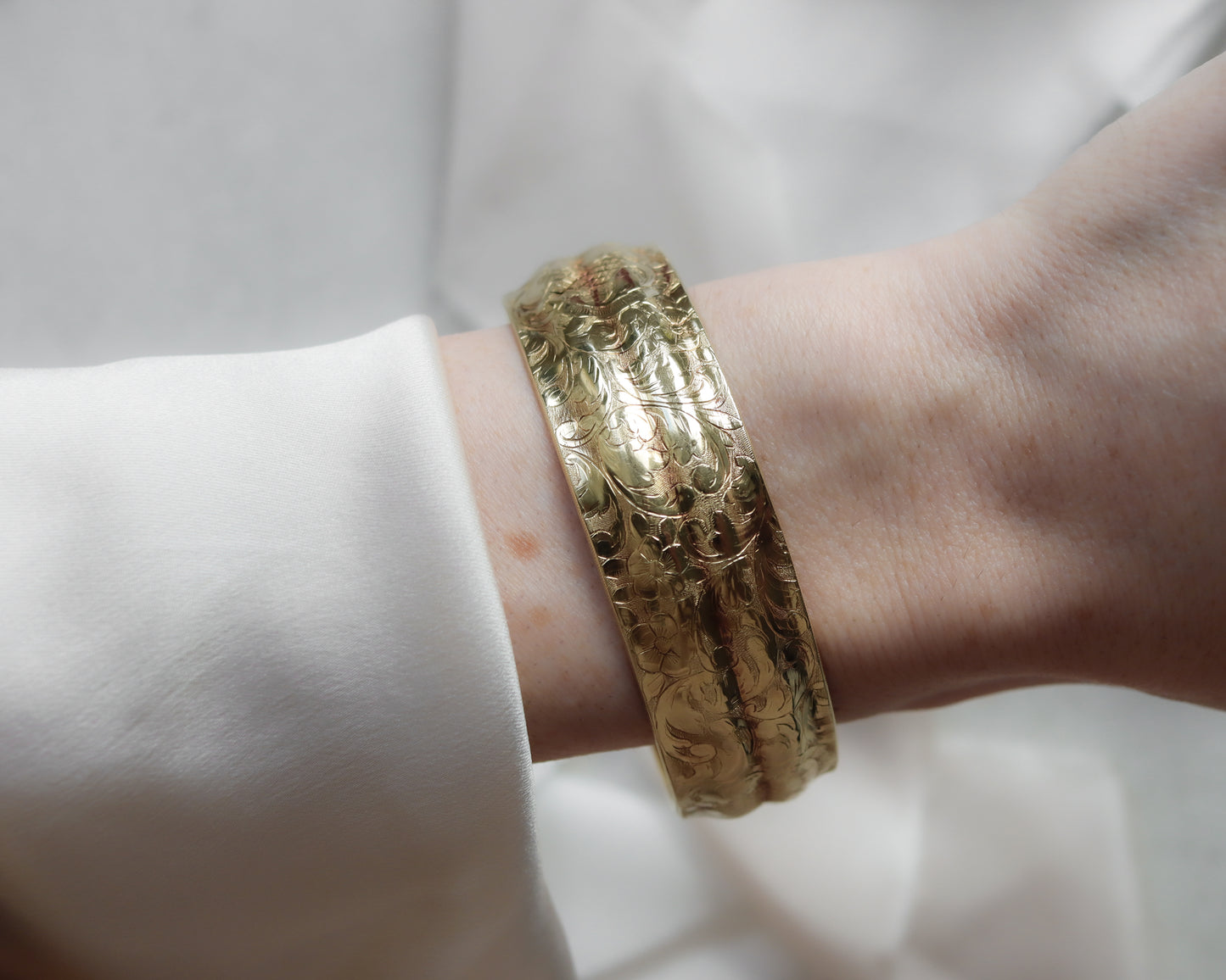 Early 20th century 14ct Gold Foliate Bangle