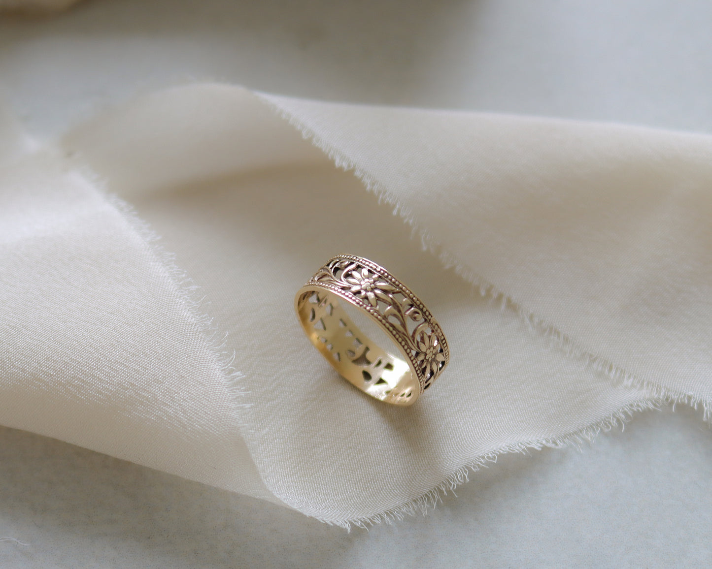 beautiful 14ct floral band UK K
