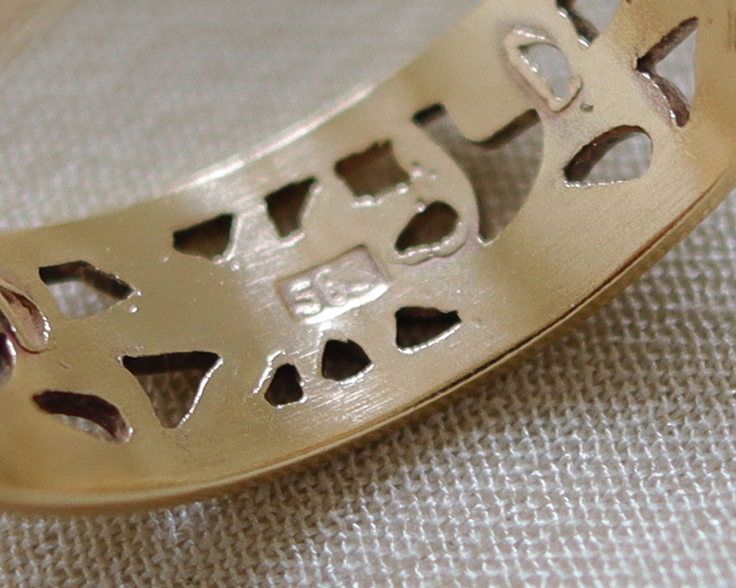 beautiful 14ct floral band UK K