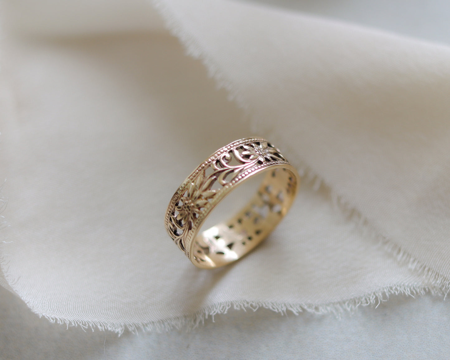 beautiful 14ct floral band UK K