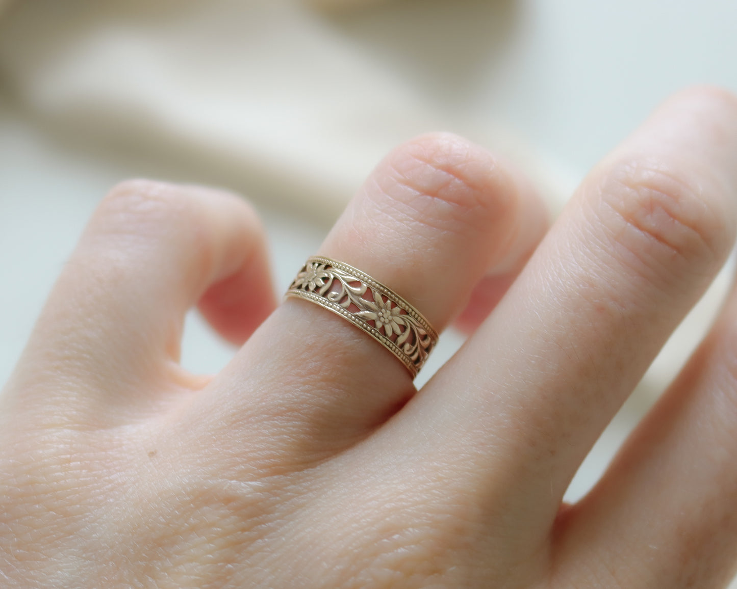 beautiful 14ct floral band UK K