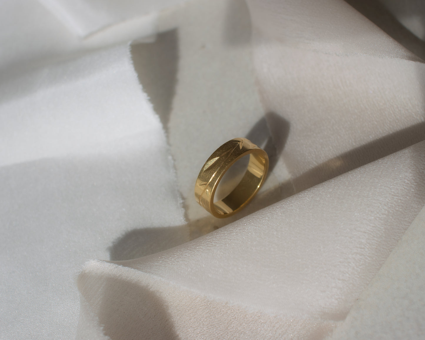 Vintage 18ct Gold Engraved Leaf Band Ring | London 1982 | UK O