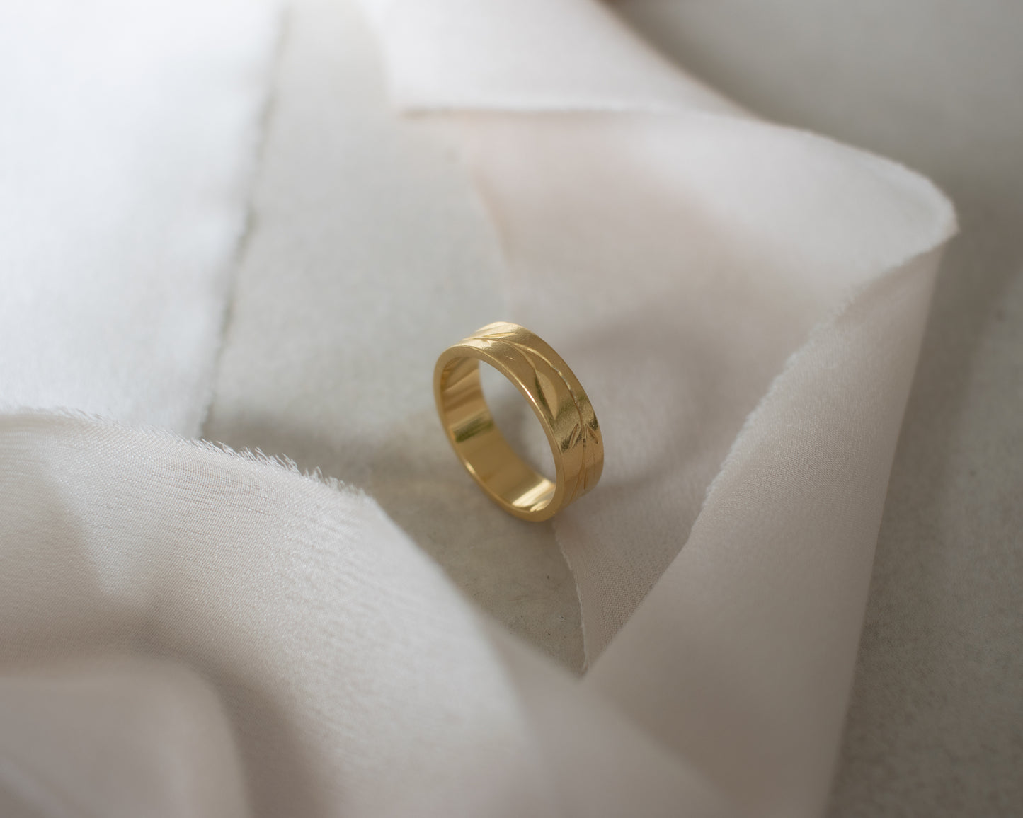 Vintage 18ct Gold Engraved Leaf Band Ring | London 1982 | UK O