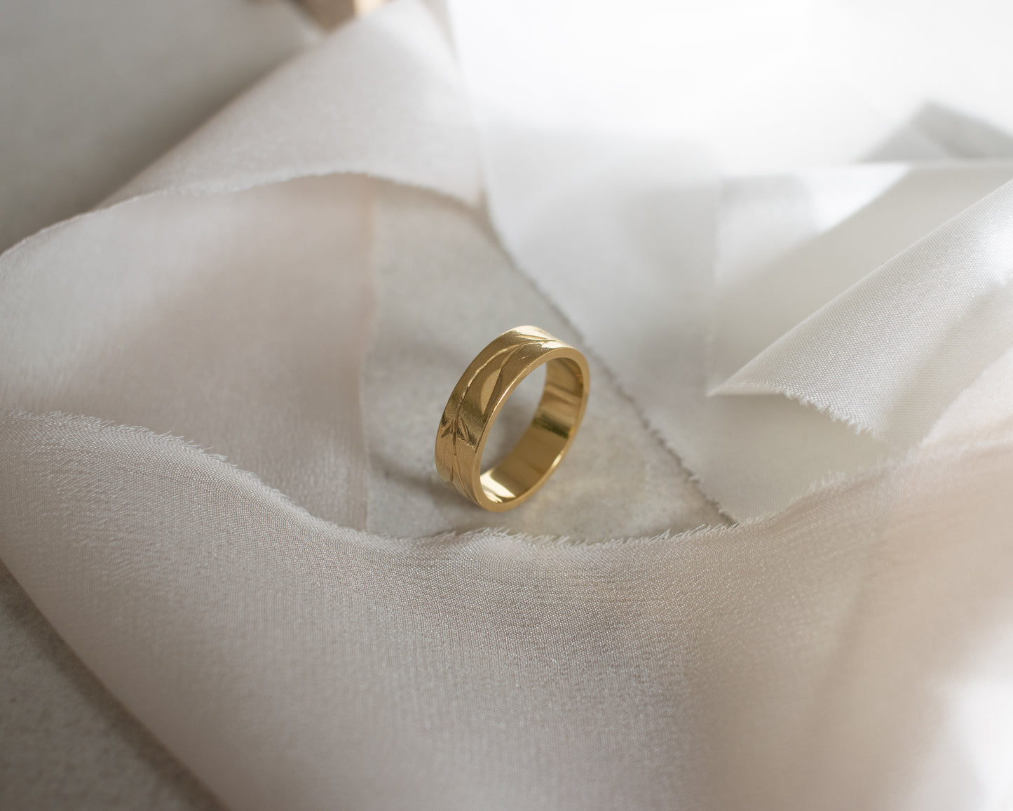 Vintage 18ct Gold Engraved Leaf Band Ring | London 1982 | UK O