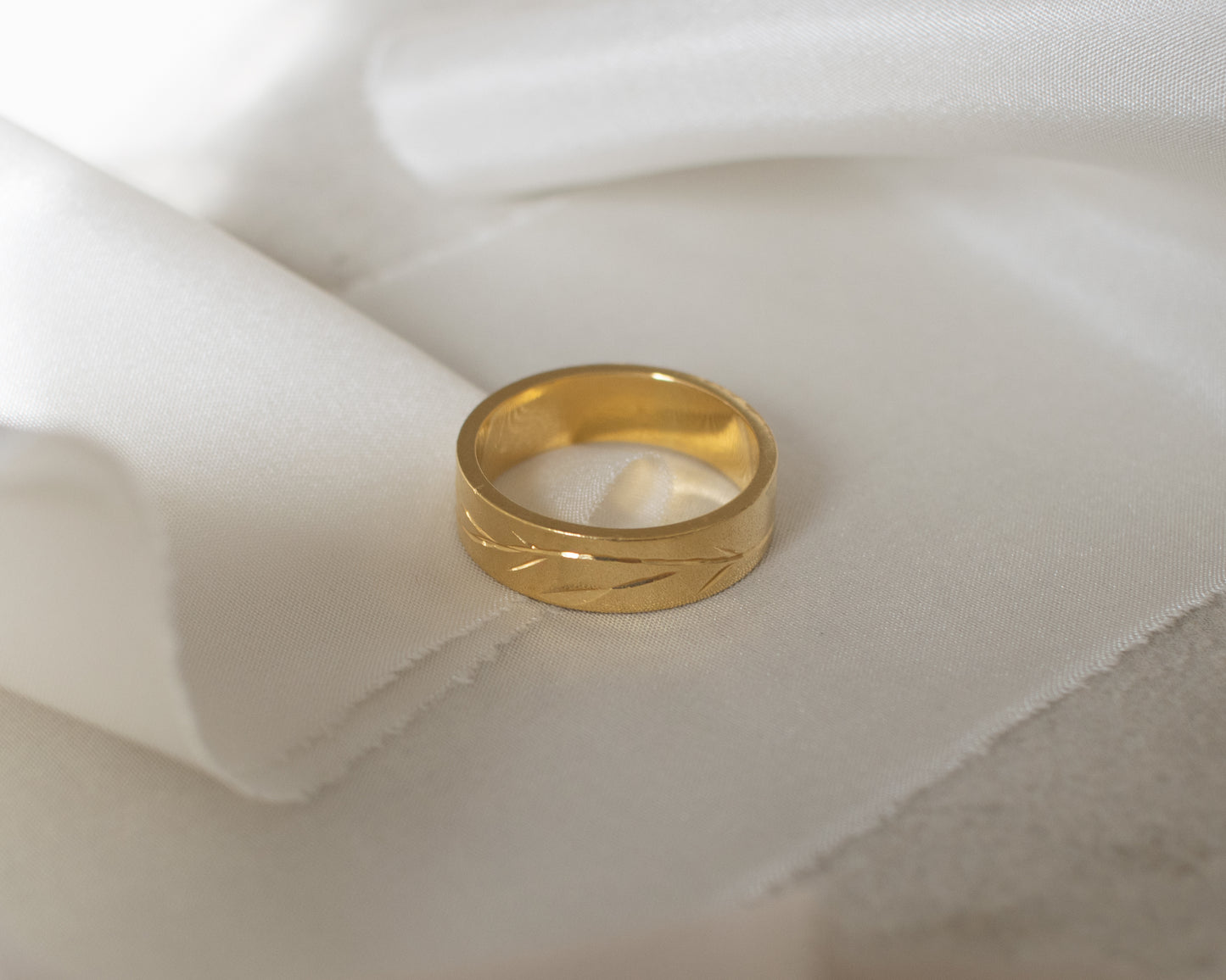 Vintage 18ct Gold Engraved Leaf Band Ring | London 1982 | UK O