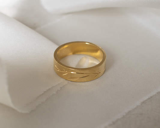 Vintage 18ct Gold Engraved Leaf Band Ring | London 1982 | UK O