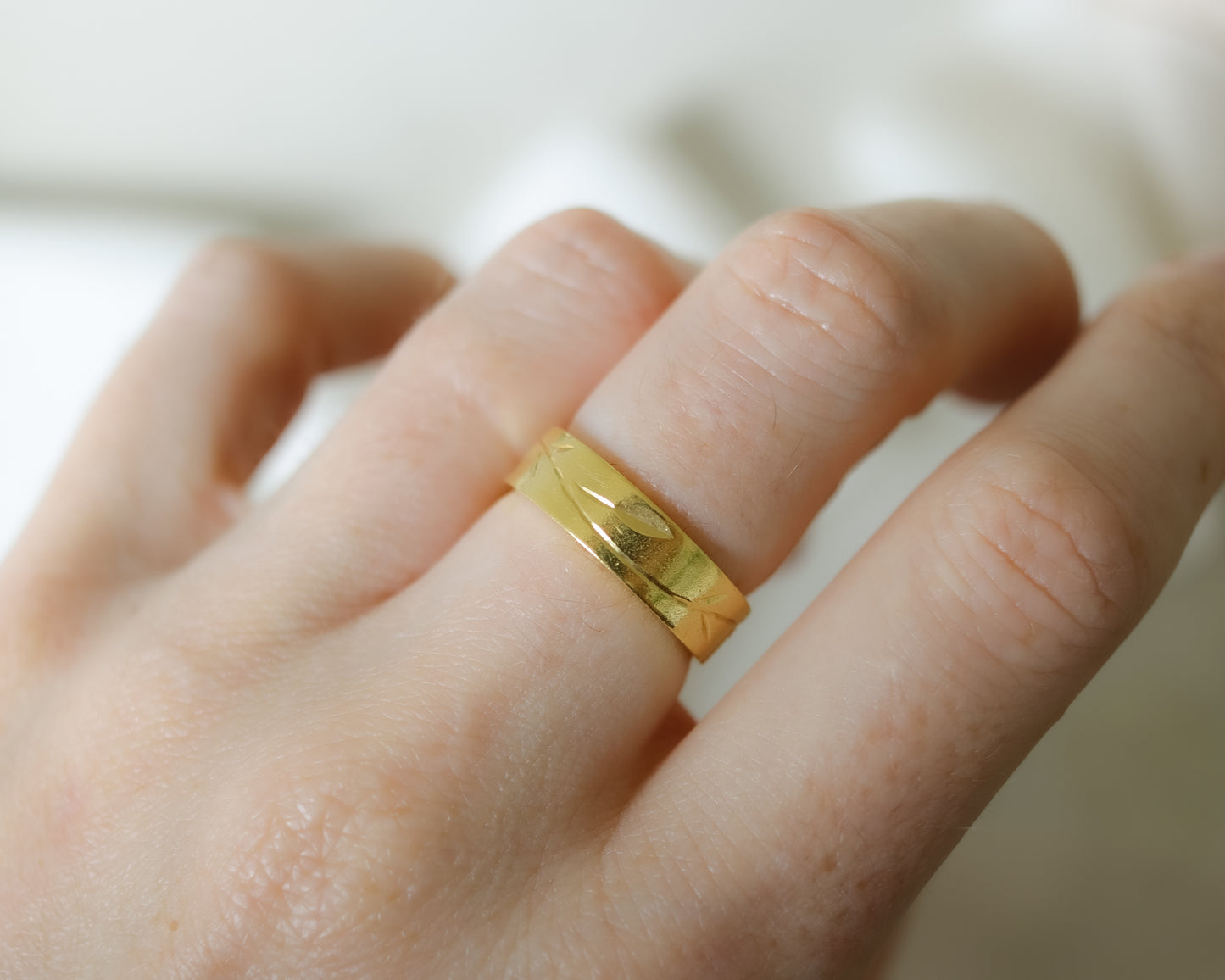 Vintage 18ct Gold Engraved Leaf Band Ring | London 1982 | UK O