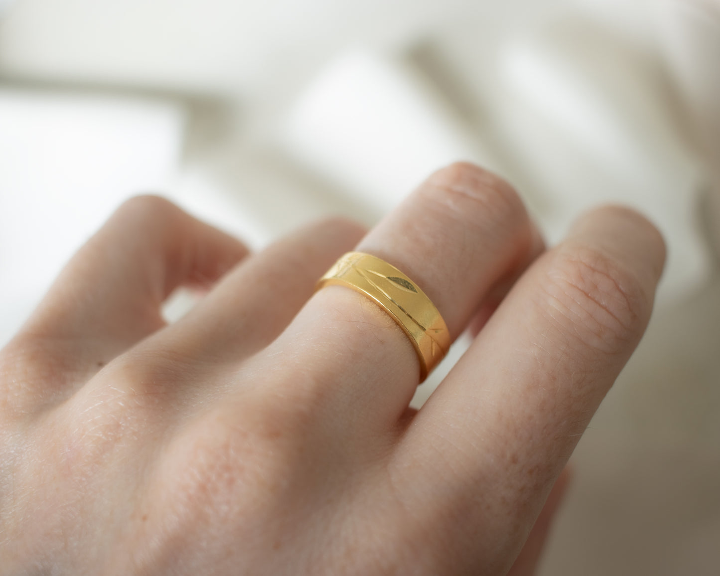 Vintage 18ct Gold Engraved Leaf Band Ring | London 1982 | UK O