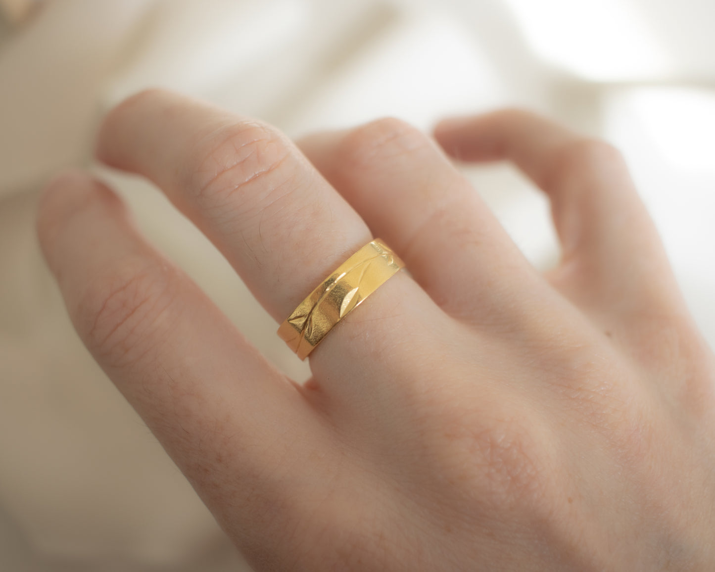 Vintage 18ct Gold Engraved Leaf Band Ring | London 1982 | UK O