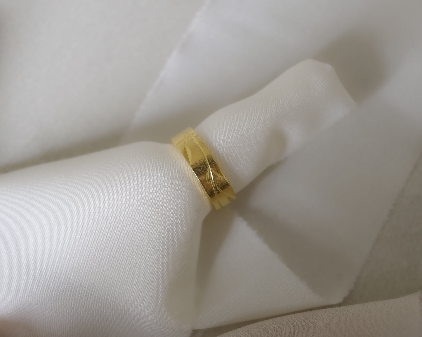 Vintage 18ct Gold Engraved Leaf Band Ring | London 1982 | UK O
