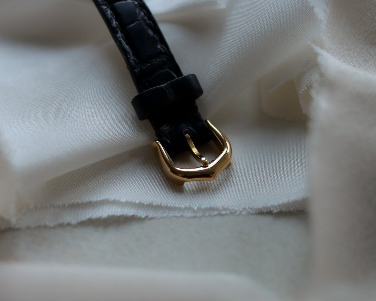 Rare Ladies 18ct gold Cartier Tank Allongee circa. 1990