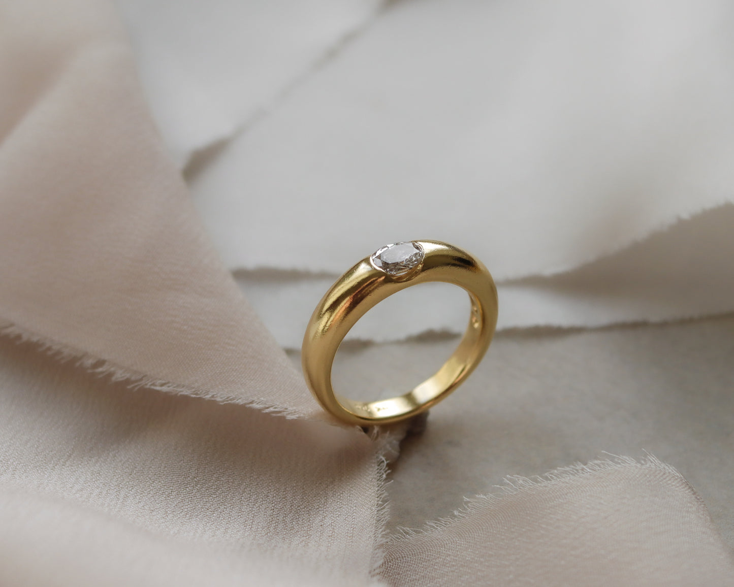 18ct Gold Diamond Eclipse Ring with East–West Oval Diamond UK N